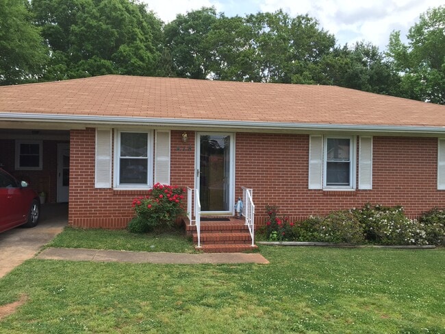 Primary Photo - 418 Dora St