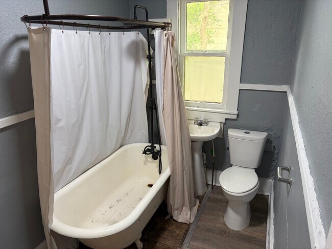Building Photo - $900 move in special!