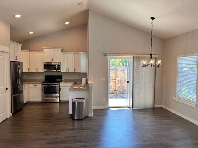 Building Photo - SINGLE LEVEL 3 BEDROOM/ UPGRADES W/ EASY M...