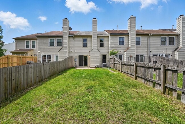 Building Photo - 2048 Lyndora Rd