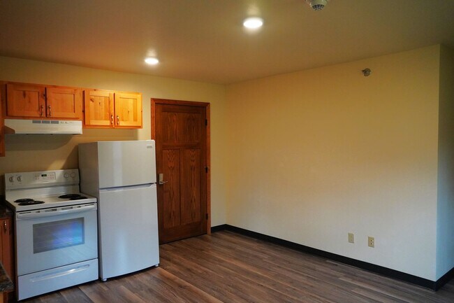 Building Photo - 1 Bedroom 1 Bath Apartment Available- All Utilities Included
