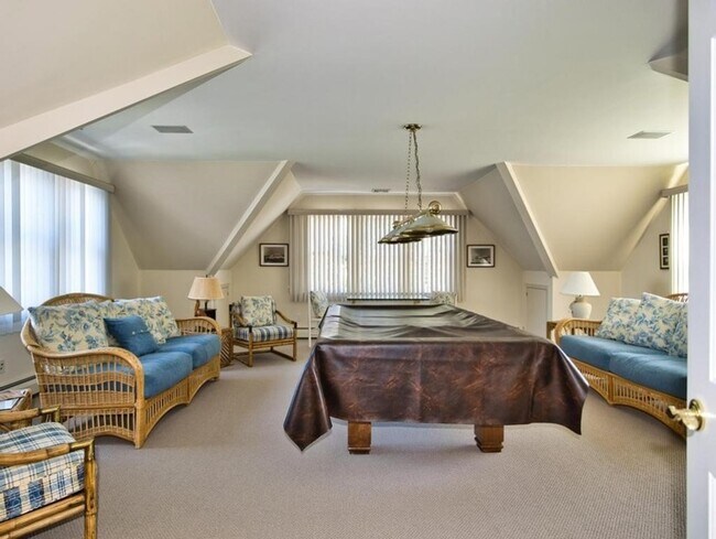 Building Photo - 149 Nanaquaket Rd