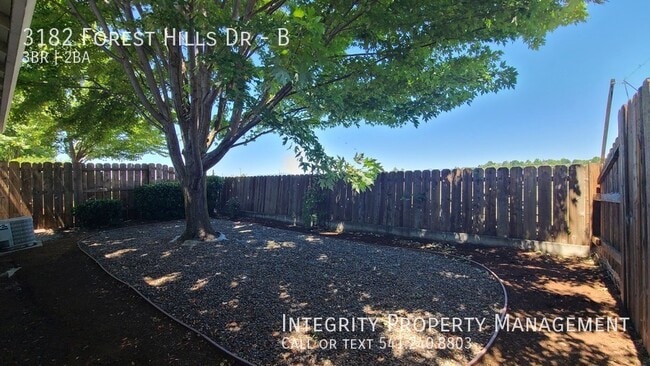 Building Photo - 3182 Forest Hills Dr