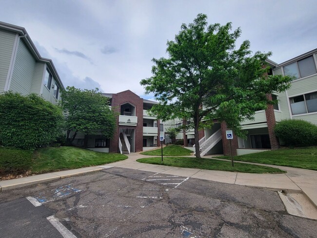 Building Photo - Top-Floor, spacious, 1 Bedroom Condo in So...