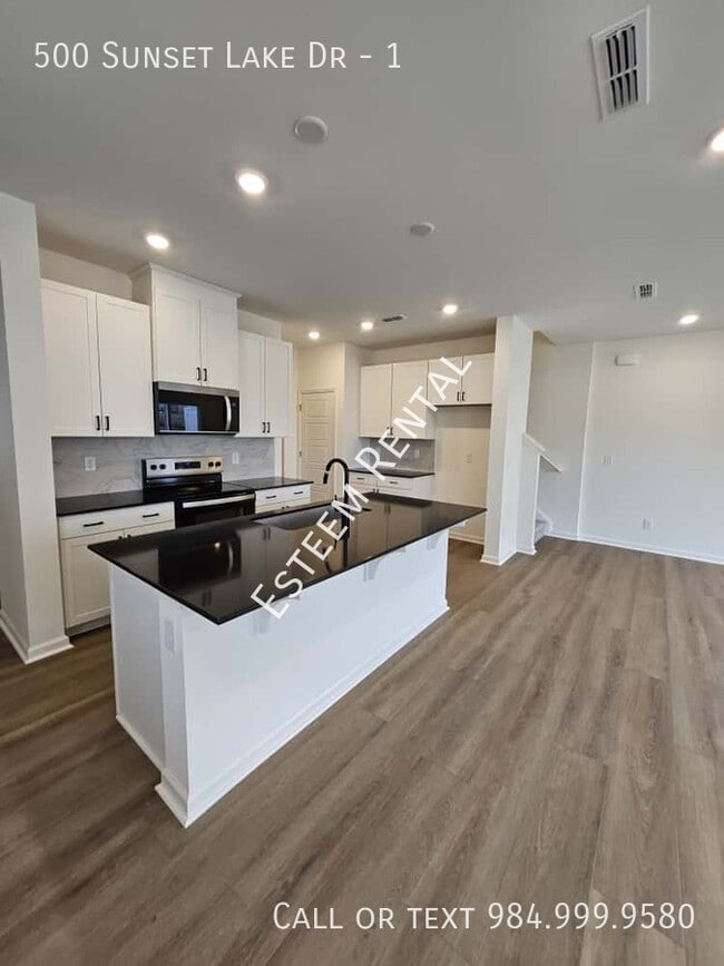 Building Photo - 500 Lake Dr