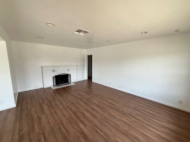 Building Photo - 809 S Knott Ave