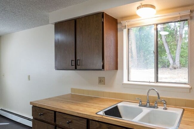 Building Photo - Spacious 2 Bedroom 1 Bath Near CSU and Old...