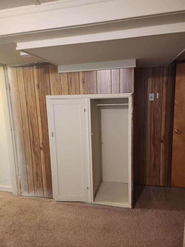 Building Photo - Lower Level Apartment