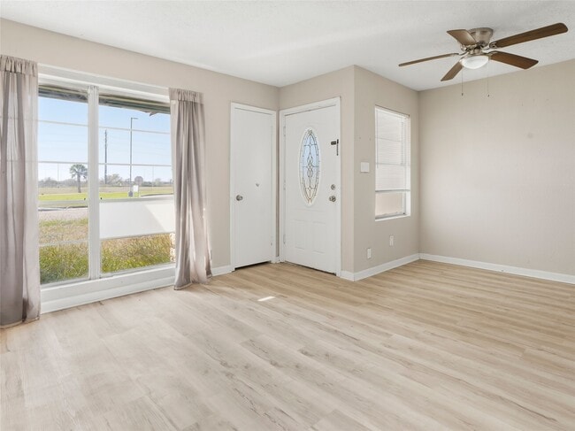 Building Photo - 1114 W 11th St