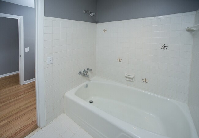Building Photo - Beautiful Three Bedroom Home! AVAILABLE 8/...