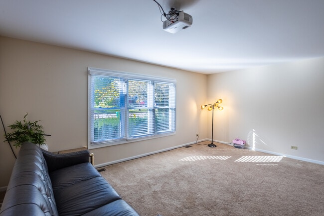 Building Photo - 331 E Fox Hill Dr