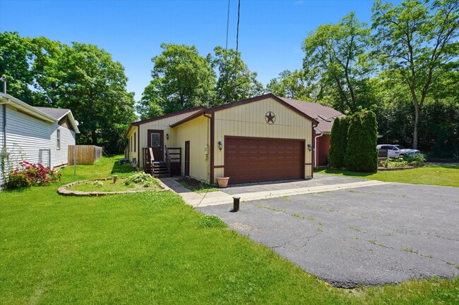 Building Photo - Updated 3-Bed/2-Bath Home with A Deck, Gar...