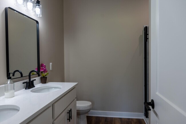 Building Photo - 8463 Oak Shade Cir