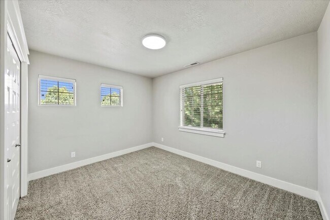 Building Photo - Stylish 4-Bed + Loft Just Minutes from The...