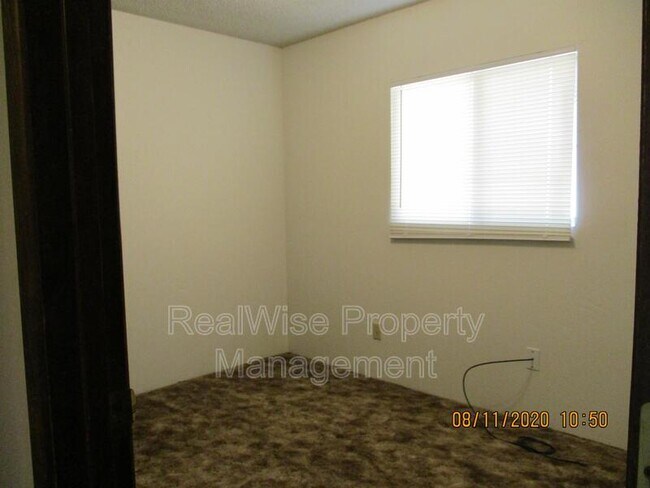 Building Photo - 400 NW Elm St