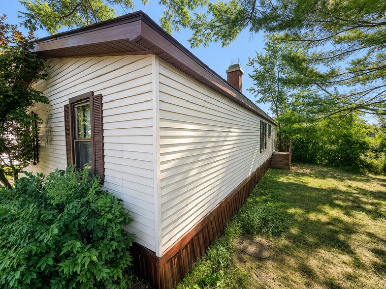 Building Photo - 831 N Pontiac Trail