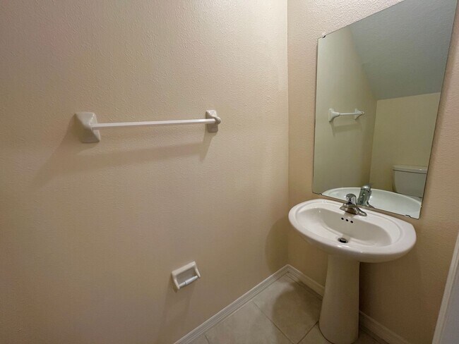 Building Photo - Sapcious 5-Bedroom Home In Quiet Lakeland ...