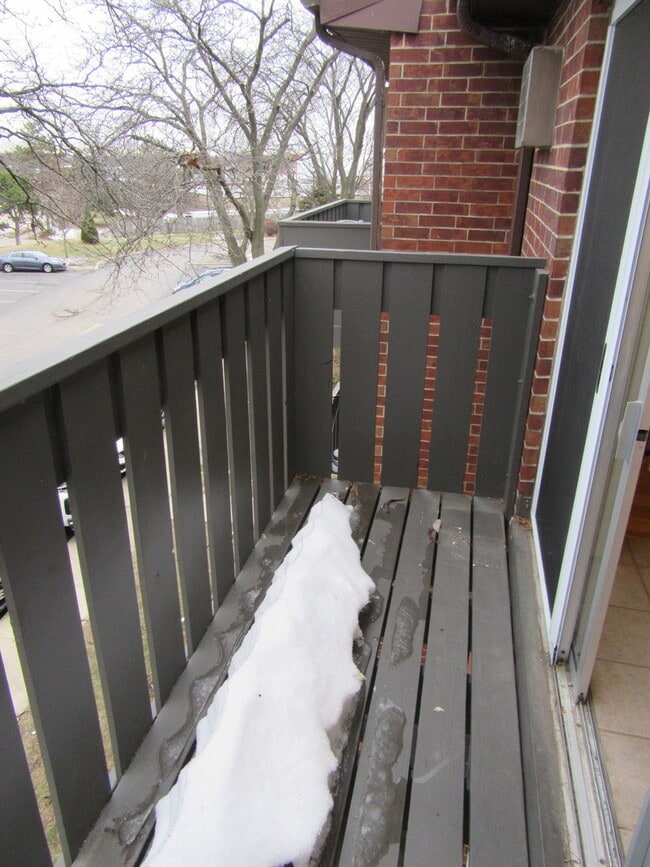 Building Photo - 135 Pickwick Dr