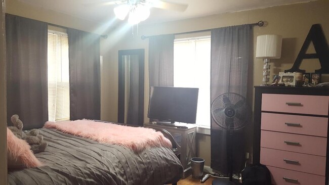 Building Photo - 1008 S Stanley St