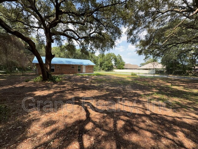 Building Photo - 6733 Applegate St