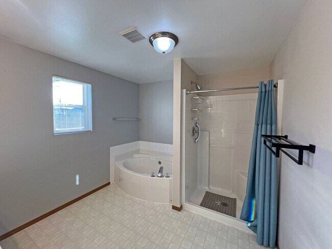 Building Photo - Price Drop!-Exceptional 2200 sq ft Three Bedroom 2 Bath Rambler in Fed Way - with A/C