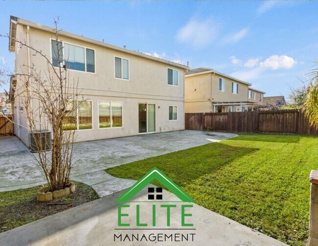 Building Photo - **Spacious 4-Bedroom, 2.5-Bath Home with L...