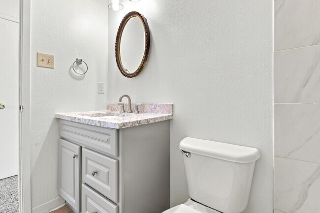 Building Photo - $1,445.95, 2 bed, 1 bath located in Denver with Central AC