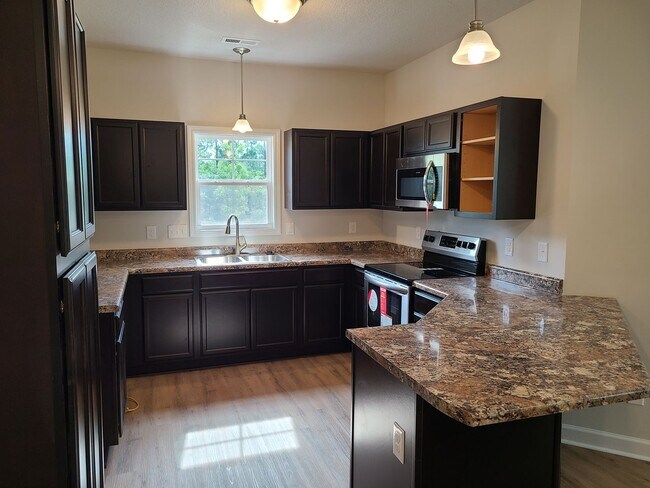 Building Photo - Beautiful 3 bedroom, 2.5 bath townhome - Holly Ridge - Rent discount!