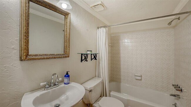 Building Photo - 1650 Pine Tree Ln