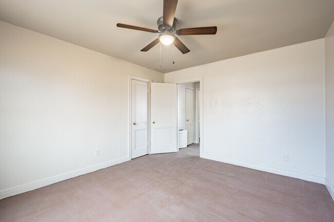 Building Photo - 927 S Bryan St