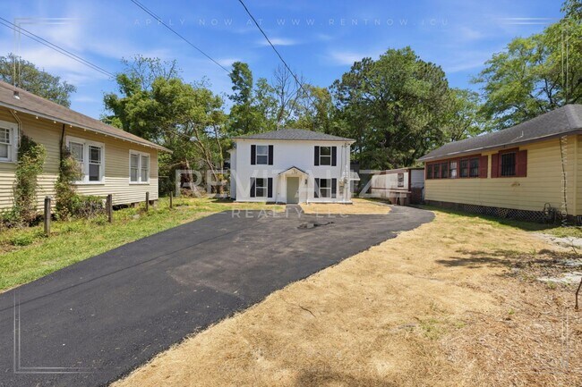 Building Photo - 377 Tuttle Ave