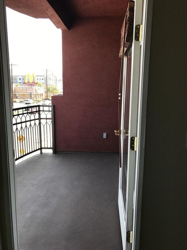 Building Photo - RENT SPECIAL - CONDO in Prime NOHO Art Dis...