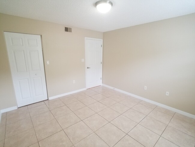 Building Photo - Ground Floor - 2 Bedroom 2 Bath for Lease ...