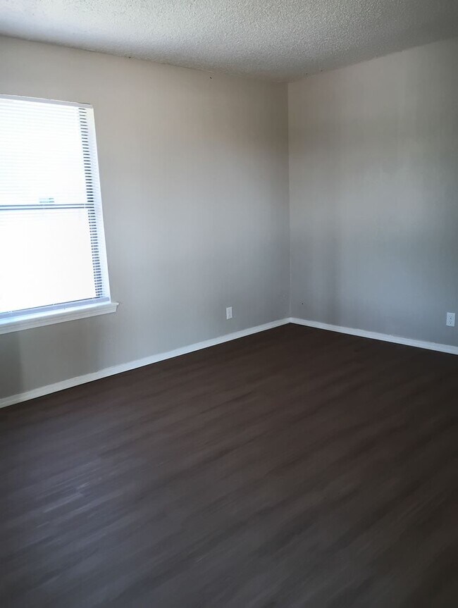 Building Photo - Cute Duplex