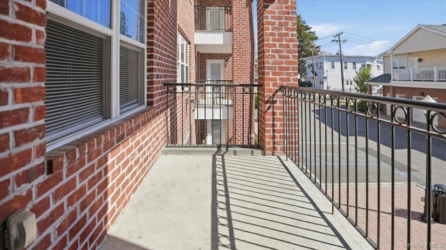 Building Photo - 400 Carney St