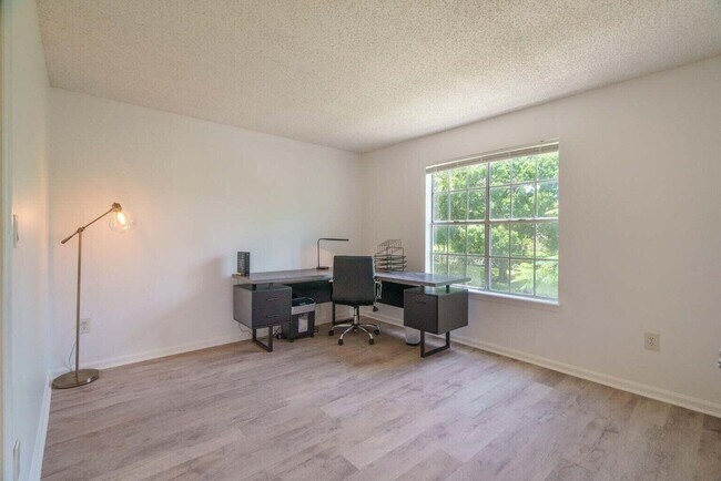 Building Photo - 1050 Crystal P Way