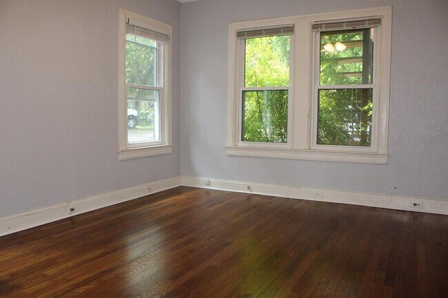Building Photo - 5935 La Vista Dr
