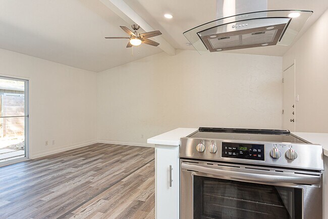 Building Photo - Charming 2/BR 1BA Home with Private Fenced...