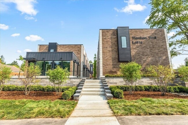 Building Photo - 434 W Tienken Rd