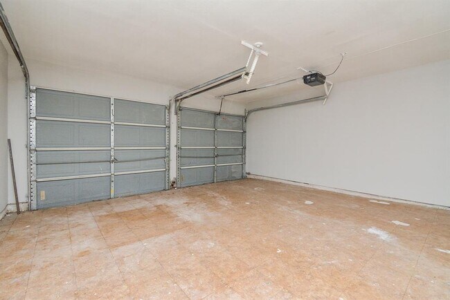 Building Photo - 9334 Golden Wood Ln