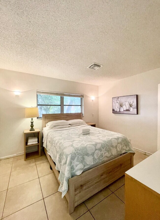 Building Photo - 262 SE 9th Ave