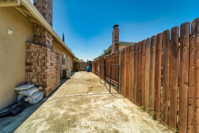 Building Photo - LARGE 5-bedroom 3 bath home in a great loc...