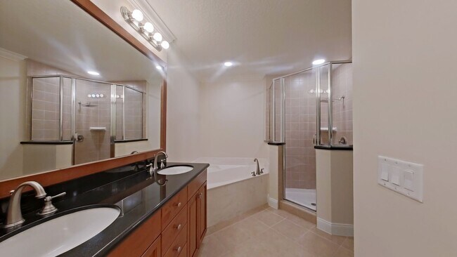 Building Photo - Unique Luxury 3/2 Condo in Reunion