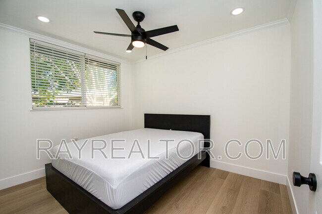 Building Photo - 1099 Bradford Dr