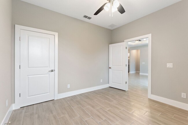 Building Photo - 1057 Sabine Pl