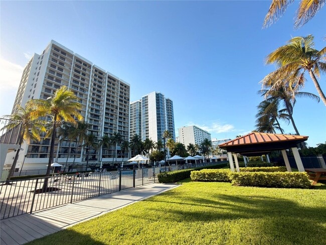Building Photo - 2625 Collins Ave