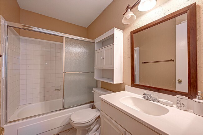 Building Photo - 2101 Fountain View Dr
