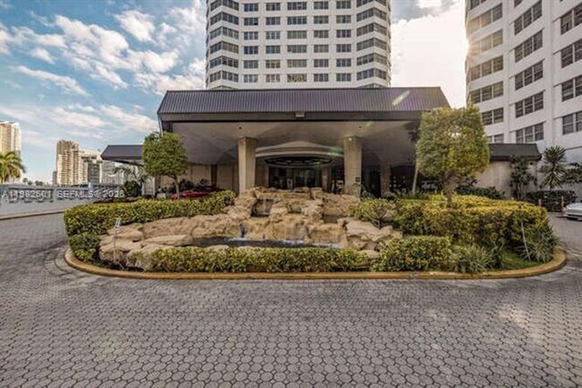 Building Photo - 801 Brickell Bay Dr