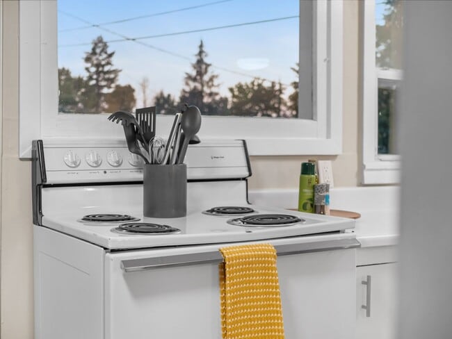 Building Photo - Boho Chic Loft (Furnished)