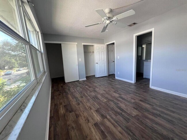 Building Photo - 2072 Los Lomas Dr